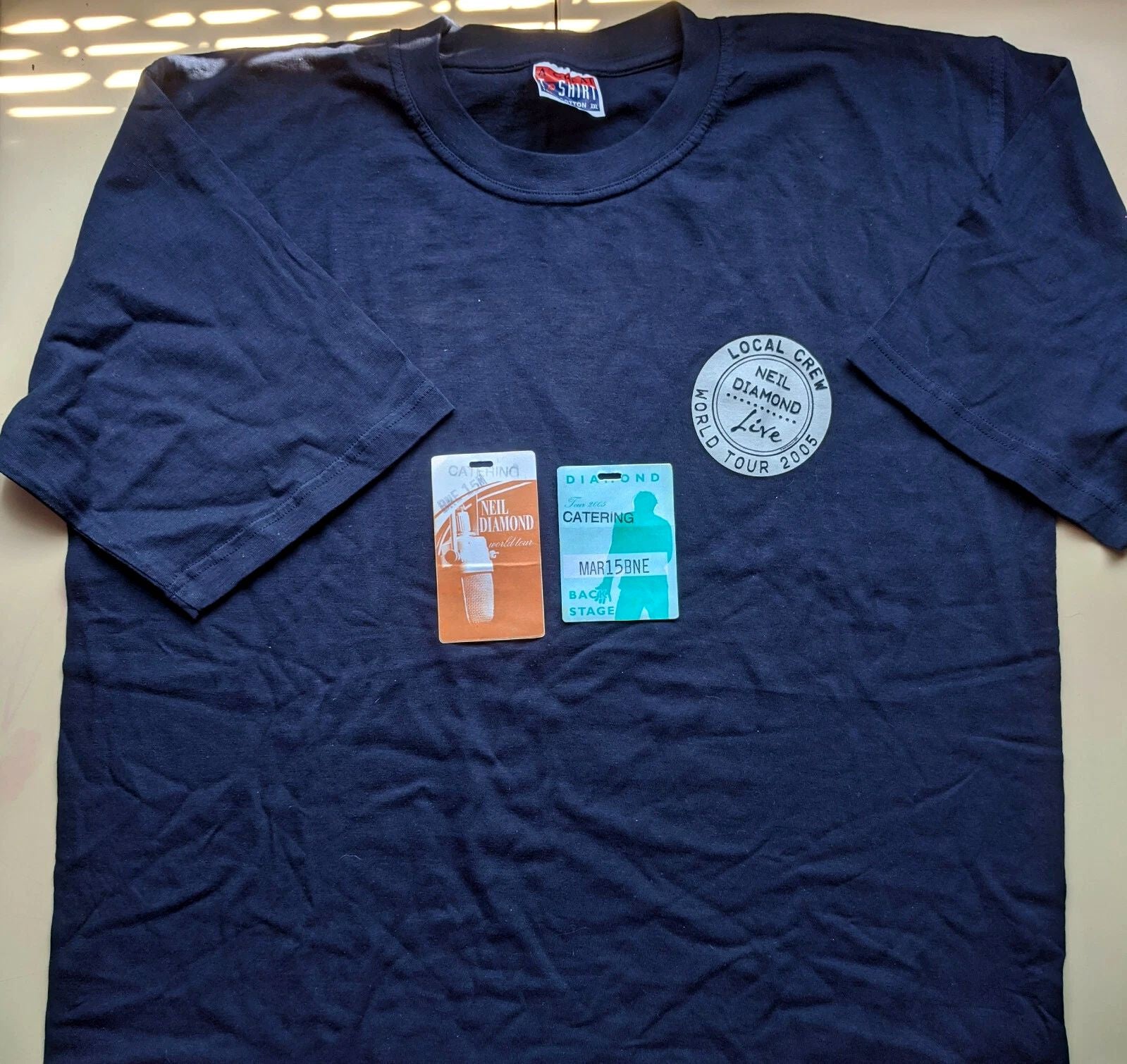 Neil Diamond - Live World Tour 2005 Local Crew Original Vintage Concert T-Shirt Size XXL + 2 x Backstage Passes